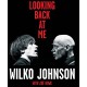 WILKO JOHNSON-LOOKING BACK AT ME (LIVRO)
